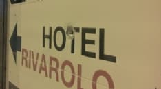 RIVAROLO - Colpi d'arma contro il Gigante? Due buchi nel cartello all'ingresso: indagano i carabinieri