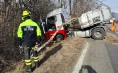 FRONT-BUSANO - Camion sbanda e finisce fuori strada: conducente estratto dalla cabina dai vigili del fuoco - FOTO e VIDEO
