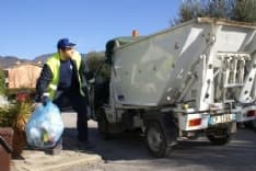 CHIAVERANO - Buttano rifiuti organici nei bidoni della plastica: «Così aumenteranno le bollette di tutti»