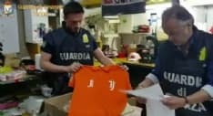 JUVENTUS-REAL MADRID - Sequestrati 250 mila articoli tarocchi: la base della banda era in Canavese - VIDEO