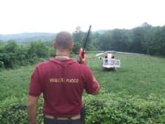 CASELLE - Punto da una vespa si ribalta con il camion