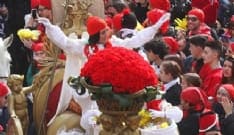 IVREA - I garofani della Mugnaia diventano la spilla del carnevale