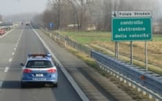 TANGENZIALE TORINO - Viaggiano sulla corsia d'emergenza per evitare la coda: patenti ritirate e multe di 430 euro