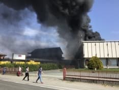 FELETTO - Incendio in un'azienda di materiali edili lungo la 460: enorme colonna di fumo nera - FOTO E VIDEO