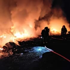 LEINI - Incendio capannone, operazioni di bonifica in corso: analisi dell'Arpa sulla qualità dell'aria - FOTO e VIDEO