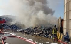 VOLPIANO - Incendio rifiuti elettrodomestici, analisi Arpa in corso sulla qualità dell'aria