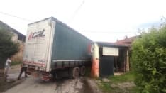 OGLIANICO - Il navigatore inganna l'autista: camion incastrato a San Francesco Benne - FOTO