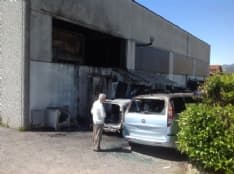 FAVRIA - Incendio in officina devasta quattro autovetture