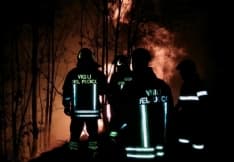 VALCHIUSELLA - Soffia il vento, riprendono gli incendi: è di nuovo allarme rosso sopra Vico Canavese