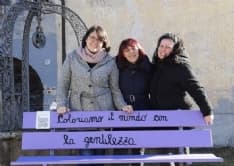 MERCENASCO - Il paese si colora di viola con le panchine della gentilezza - FOTO