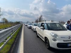 CASELLE - Protesta dei taxi sul raccordo e sulla tangenziale di Torino: code e disagi - FOTO