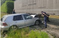 RIVAROLO CANAVESE - Perde il controllo dell’auto e si schianta contro un camion parcheggiato - FOTO