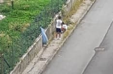 SAN BENIGNO CANAVESE - Due bambini ripuliscono la via dalle erbacce: il sindaco si complimenta con loro - FOTO