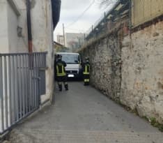 CUORGNE' - Strada stretta, il furgone resta incastrato: intervento dei vigili del fuoco