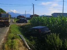 FAVRIA - Abbatte il guard-rail e finisce nel fosso: incidente stradale sulla Favriasca, rivarolese ferito - FOTO