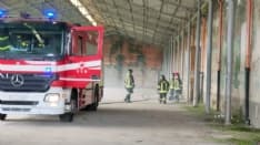 RIVAROLO CANAVESE - Rifiuti in fiamme all'ex stabilimento Vallesusa, intervento dei pompieri - FOTO