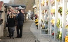 RIVAROLO CANAVESE - Urina sulla tomba della madre dell'ex compagno: denunciata dai carabinieri per vilipendio