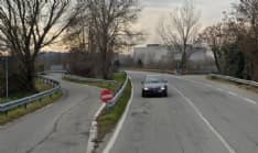 IVREA - Asfalto pericoloso all'imbocco del Terzo Ponte: «Nei giorni di pioggia sembra di andare in barca e non ci sono segnalazioni»