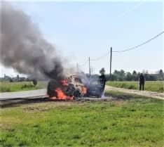 RIVAROLO CANAVESE - Auto prende fuoco durante la marcia: mamma, papà e bimbo salvi per miracolo - FOTO