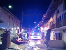 IVREA - Incendio a Torre Balfredo nella notte, due famiglie evacuate