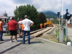 CUORGNÈ - Mezzo pesante deraglia sui binari della ferrovia Canavesana - FOTO
