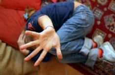 MERCENASCO - Abusi sessuali sulla figliastra di sette anni: 62enne di Cuorgnè condannato a 12 anni di carcere