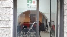 CUORGNE' - Vandali urinano contro la sede del PD - VIDEO