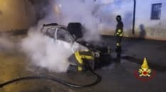 CARAVINO - Auto prende fuoco e viene devastata dalle fiamme