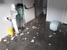 CASTELLAMONTE - Idioti in azione: sfasciano i bagni pubblici e lasciano le aziende senza corrente