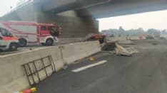 BRUTTO INCIDENTE IN AUTOSTRADA - Camion abbatte cantiere stradale tra Ivrea e Scarmagno - FOTO