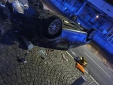 IVREA - Incidente in via Jervis, auto finisce ruote all'aria: un ferito elitrasportato in ospedale - FOTO