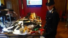 SAN BENIGNO CANAVESE - Muore e lascia un arsenale di armi e tritolo in casa: sequestro della polizia - FOTO