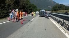 AUTOSTRADA TORINO-AOSTA - Auto si schianta contro il pannello del cantiere: un ferito tra Quincinetto e Ivrea - FOTO