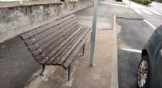 CUORGNE' - Inaugurata (per sbaglio) la panchina della lap dance in via Brigate... E non è Lercio - FOTO