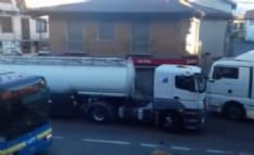 FAVRIA - Ancora camion incastrati in centro al paese - VIDEO