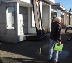 VALPERGA - Razzia al cimitero: spariscono croci, lumini e grondaie