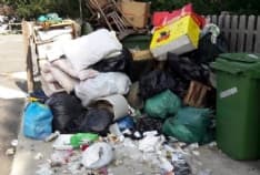 CANISCHIO - L'area del cimitero diventa una discarica abusiva