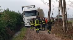 FAVRIA - Autista tradito dal navigatore satellitare resta incastrato con il camion - FOTO
