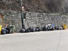VALPERGA - Rifiuti abbandonati in strada: pessima cartolina del paese
