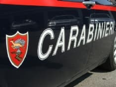 CALUSO - Prende a calci la macchina dei carabinieri: arrestato al bar un 43enne di Mazzè
