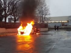 RIVAROLO - Auto prende fuoco all'improvviso durante la marcia: l'autista è riuscita a scendere in tempo - FOTO e VIDEO