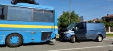 OGLIANICO - Furgone tampona bus di linea: tre persone ferite