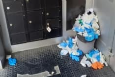 VALPERGA - Mascherine e guanti monouso buttati nel bancomat dell'Unicredit - FOTO