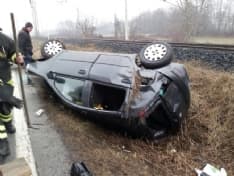 CHIVASSO - Si ribalta con l'auto lungo la ferrovia: ragazza ferita
