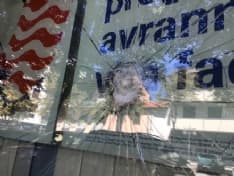 RIVAROLO CANAVESE - Prende a martellate le vetrate della banca: attimi di paura in corso Italia - FOTO