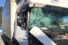 IVREA - Scontro tra camion: carico di dolci finisce sul marciapiede