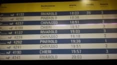 CANAVESANA - Passeggera cade sul treno, ritardi e pendolari infuriati