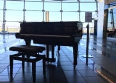 CASELLE - Un pianoforte da suonare nell'atrio dell'aeroporto - FOTO