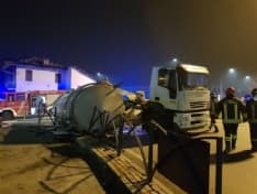 RIVAROLO - Cisterna di latte si ribalta alla rotonda del Paradise