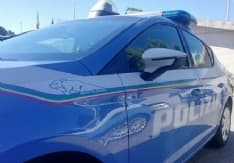 IVREA - Fa acquisti con un bancomat trovato sul treno: 41enne denunciato dalla polizia